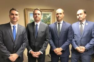 Filhos cobram posição de Jair Bolsonaro após vídeo de Michelle contra Flávio e Eduardo